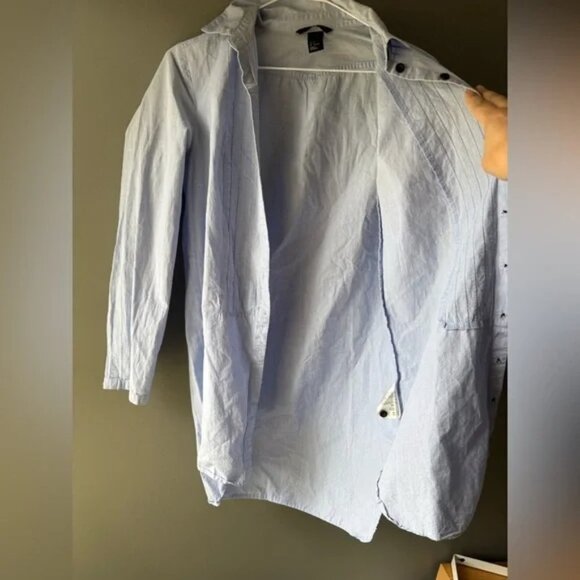 H&M, size 8, pleated blue long fitted, long sleeve button down dress shirt - Picture 8 of 8